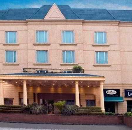 Savoy Suites Noida Eksteriør billede